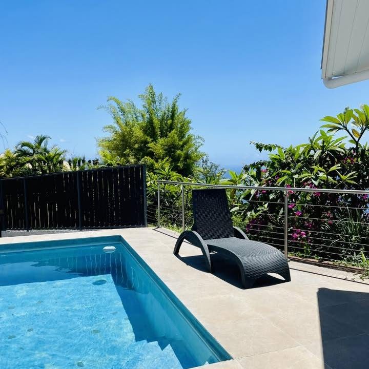 Transat au bord de la piscine sous le ciel bleu
