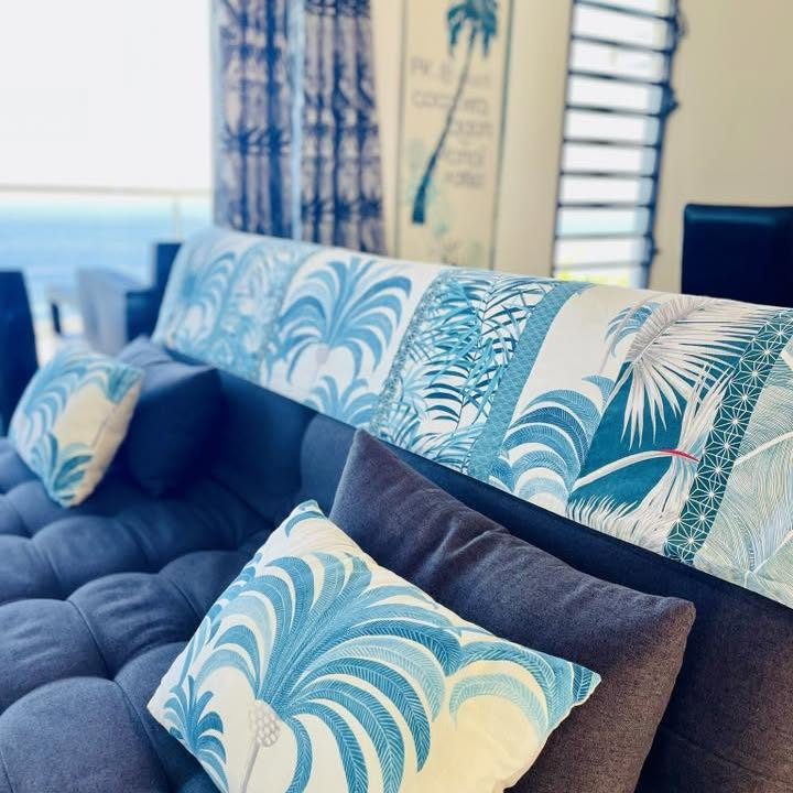 Salon et coussins aux motifs tropicaux bleus